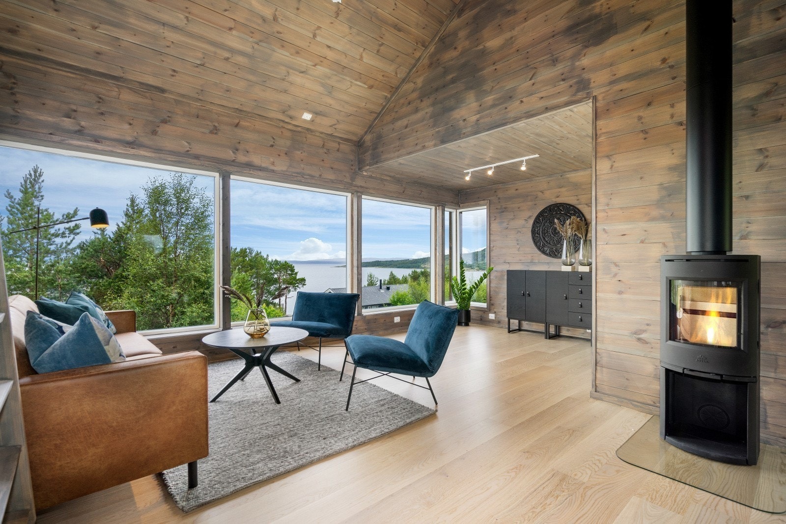 Stua har store vindusflater som gir godt naturlig lys inn samtidig som det ivaretar utsikten. Galleribilde