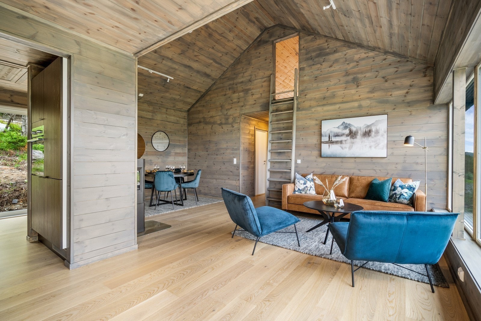 Fra stua er det skyvestige opp til den ene av to hemsrom. Hemsen med tilkomst fra stua har tregulv. Galleribilde