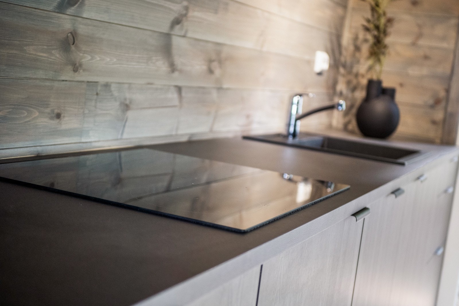 Integrert stekeovn, oppvaskmaskin og kjøl/fryseskap medfølger i handelen. Galleribilde