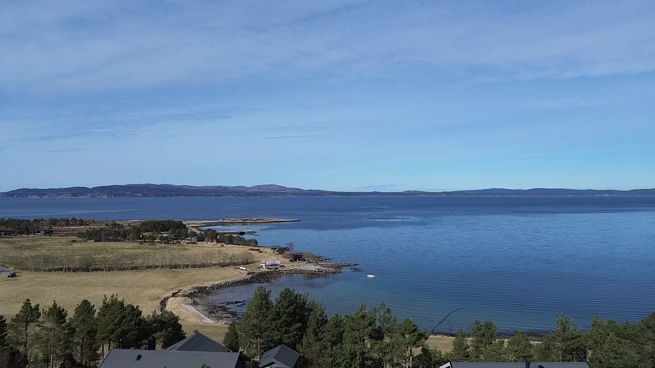 Dronebilde mot fjorden. Galleribilde
