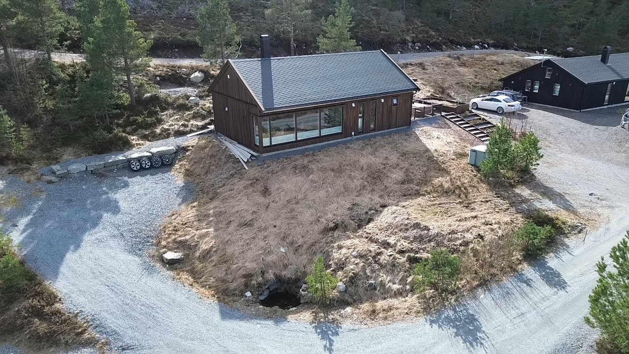 Eiendommen ligger på en høyde skjermet for veien, med utsikt mot Trondheimsleia og Dromsnessundet. Galleribilde