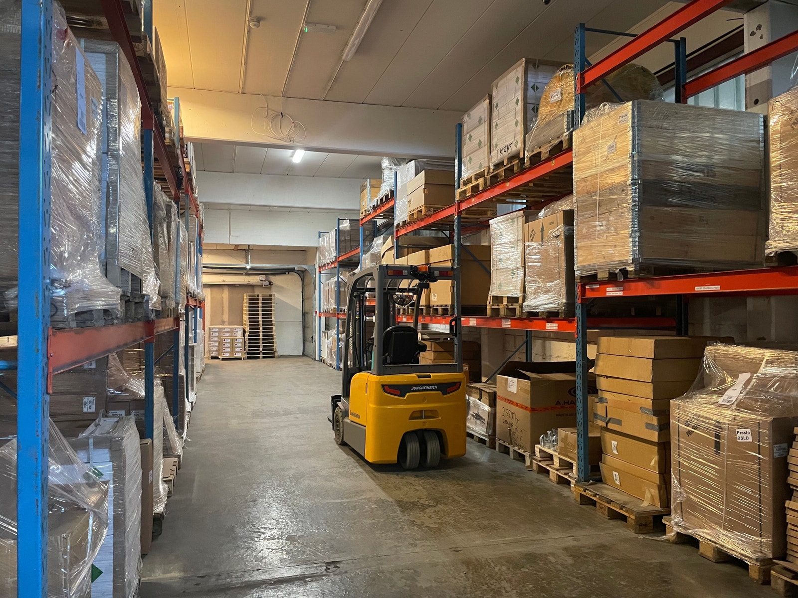 Lageret er hylle- og reolsatt Galleribilde