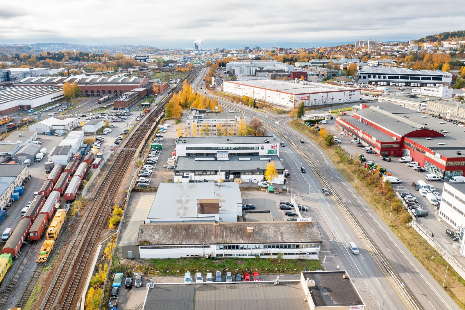 Direkte adkomst fra Østre Aker vei.
Attraktive kombinasjonslokaler med en sentral beliggenhet på Kalbakken. Galleribilde