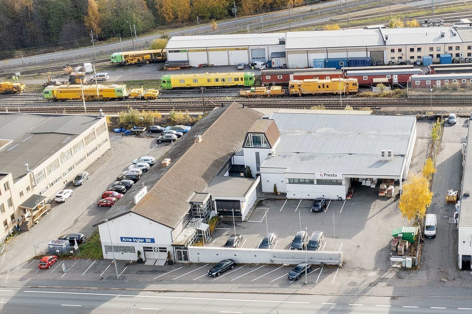 Uteområdet er godt tilrettelagt for varelevering og vareutkjøring. Utenfor kjøreporten er det et lasteområde på ca. 95 kvm. Galleribilde