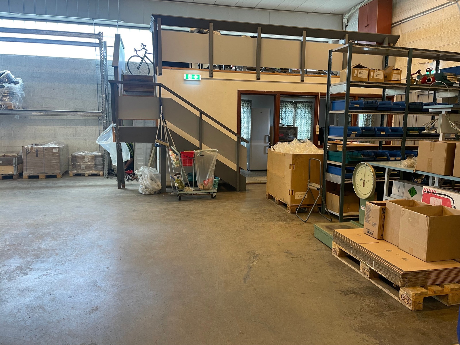 Kjørekontor med mesanin på lageret Galleribilde