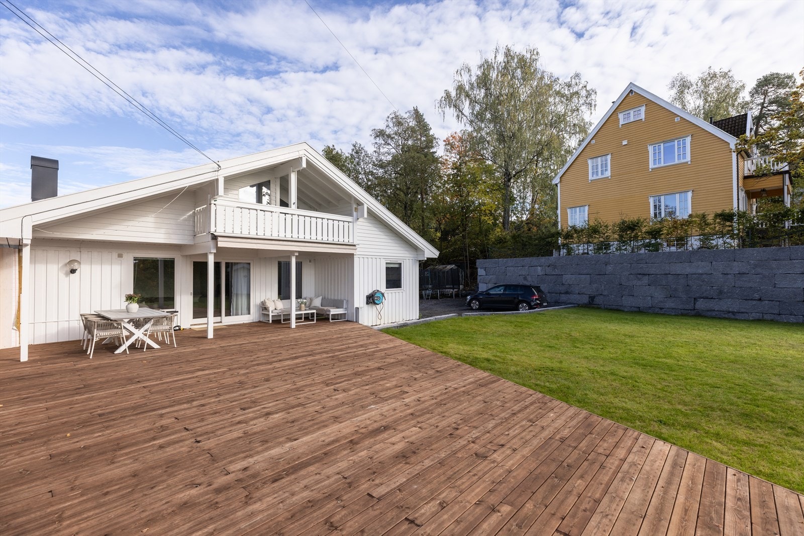 Ny og romslig terrasse med nydelig utsikt og gode solforhold Galleribilde