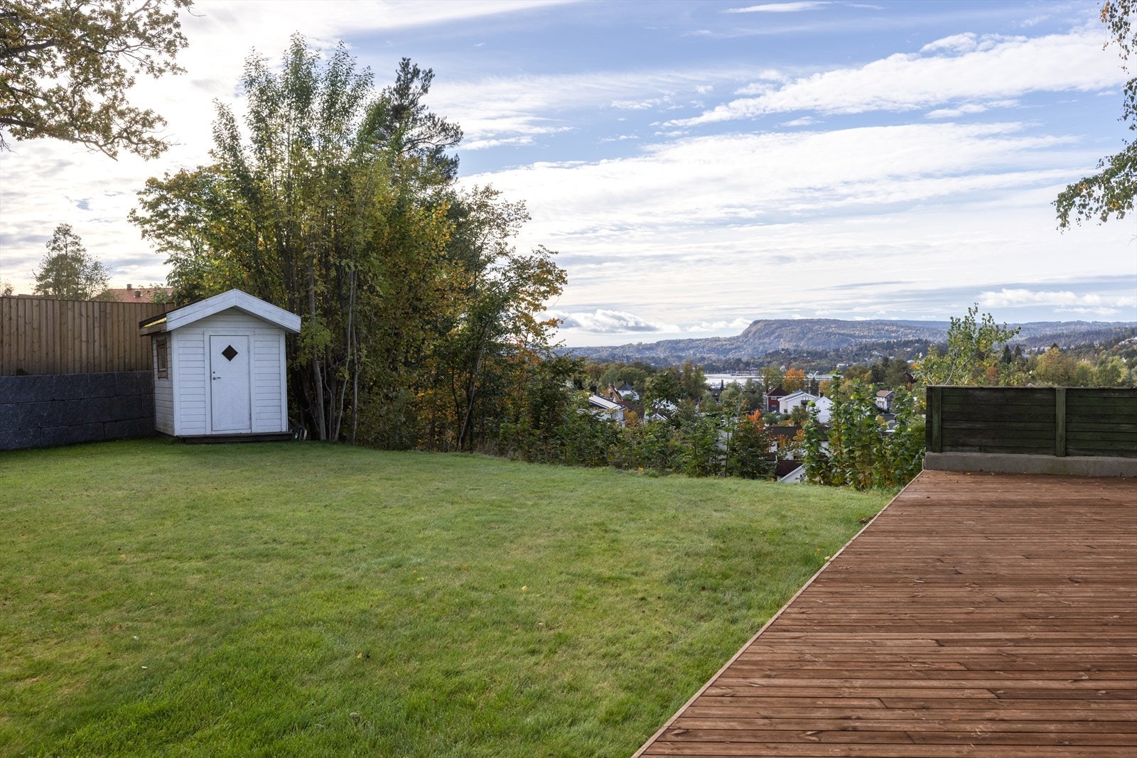 Stor, opparbeidet hage med god plass til lek, sosiale soner og rekreasjon Galleribilde