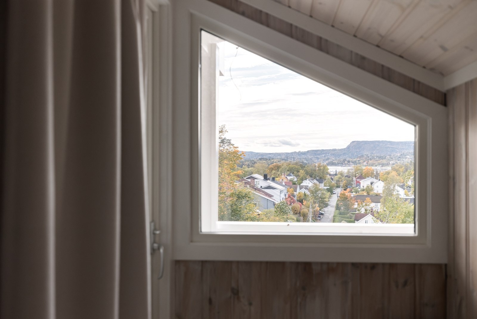 Boligen ligger luftig og fritt Galleribilde