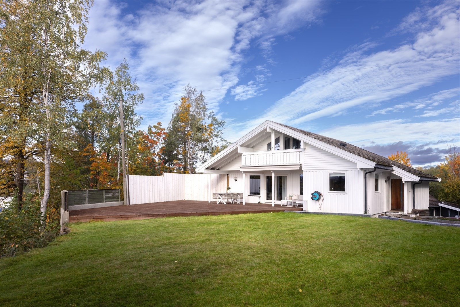 Innholdsrik enebolig på stor utsiktstomt i attraktive Nedre Høvik - solrikt, barnevennlig og med svært gode leieinntekter fra to hybeldeler Galleribilde