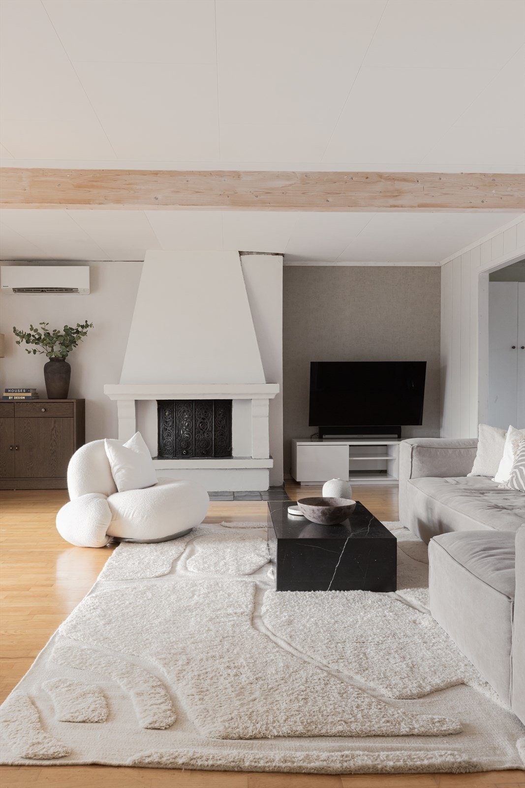 Hyggelig og stemningsfull peis i stue Galleribilde