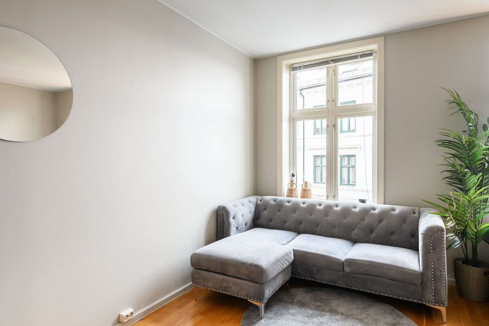 Stuen får rikelig med naturlig lys fra to store krysspostvinduer - vendt mot den rolige gaten. Galleribilde