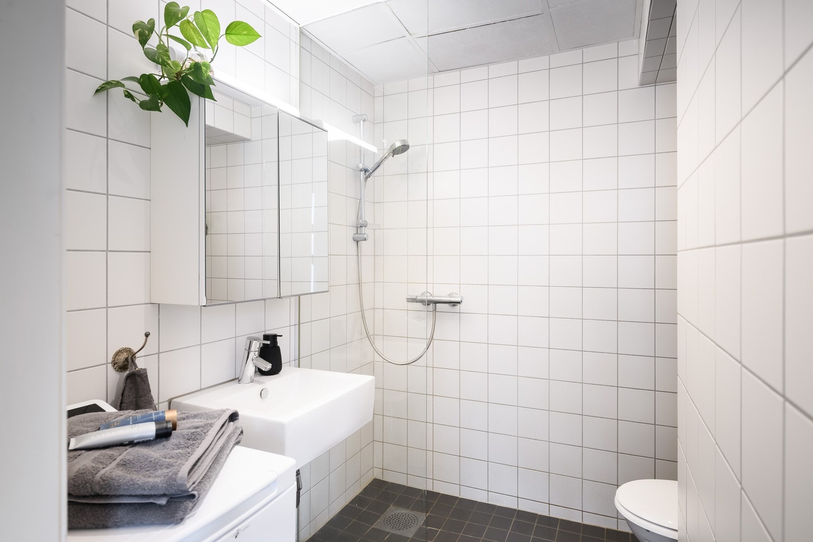 Badet ble pusset opp rundt 2010, innredet med fliser, gulvvarme og downlights. Galleribilde