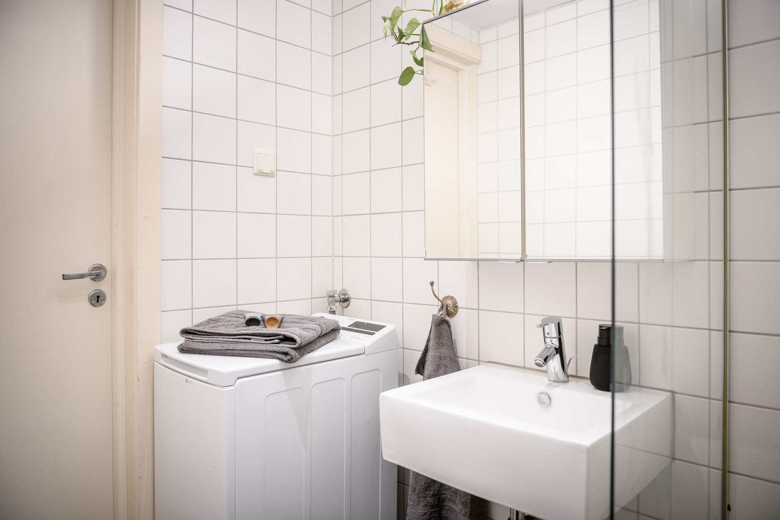 Badet har opplegg for en smal vaskemaskin. Galleribilde