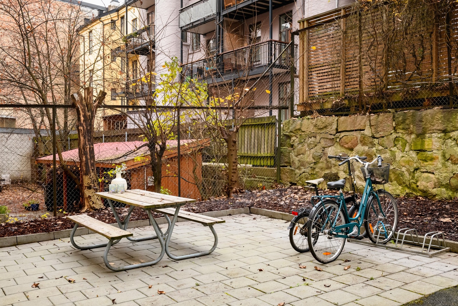 Leiligheten ligger i en rolig gate uten gjennomgangstrafikk, der sameiet har en hyggelig bakgård med sittegruppe. Galleribilde