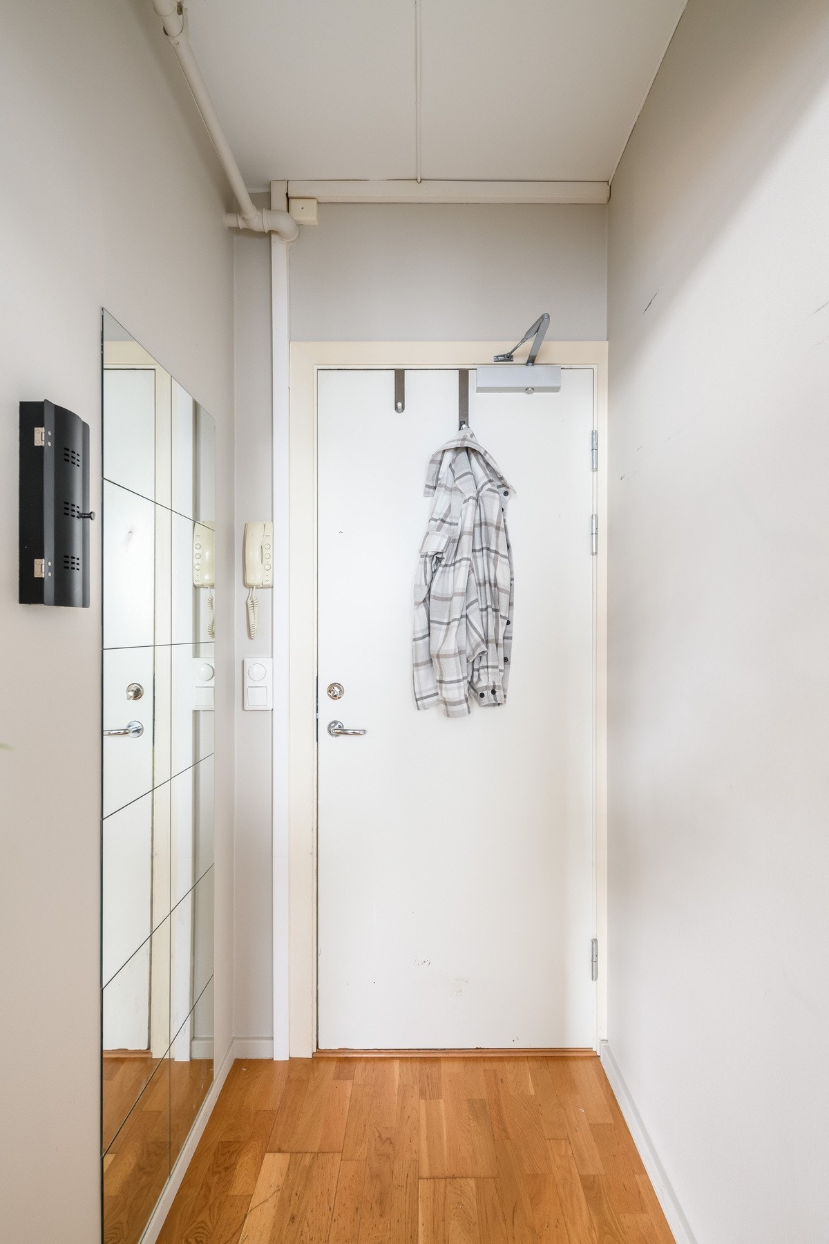 Leiligheten ligger i 3. etasje, og har adkomst via en felles oppgang med lys og bred trapp. Galleribilde