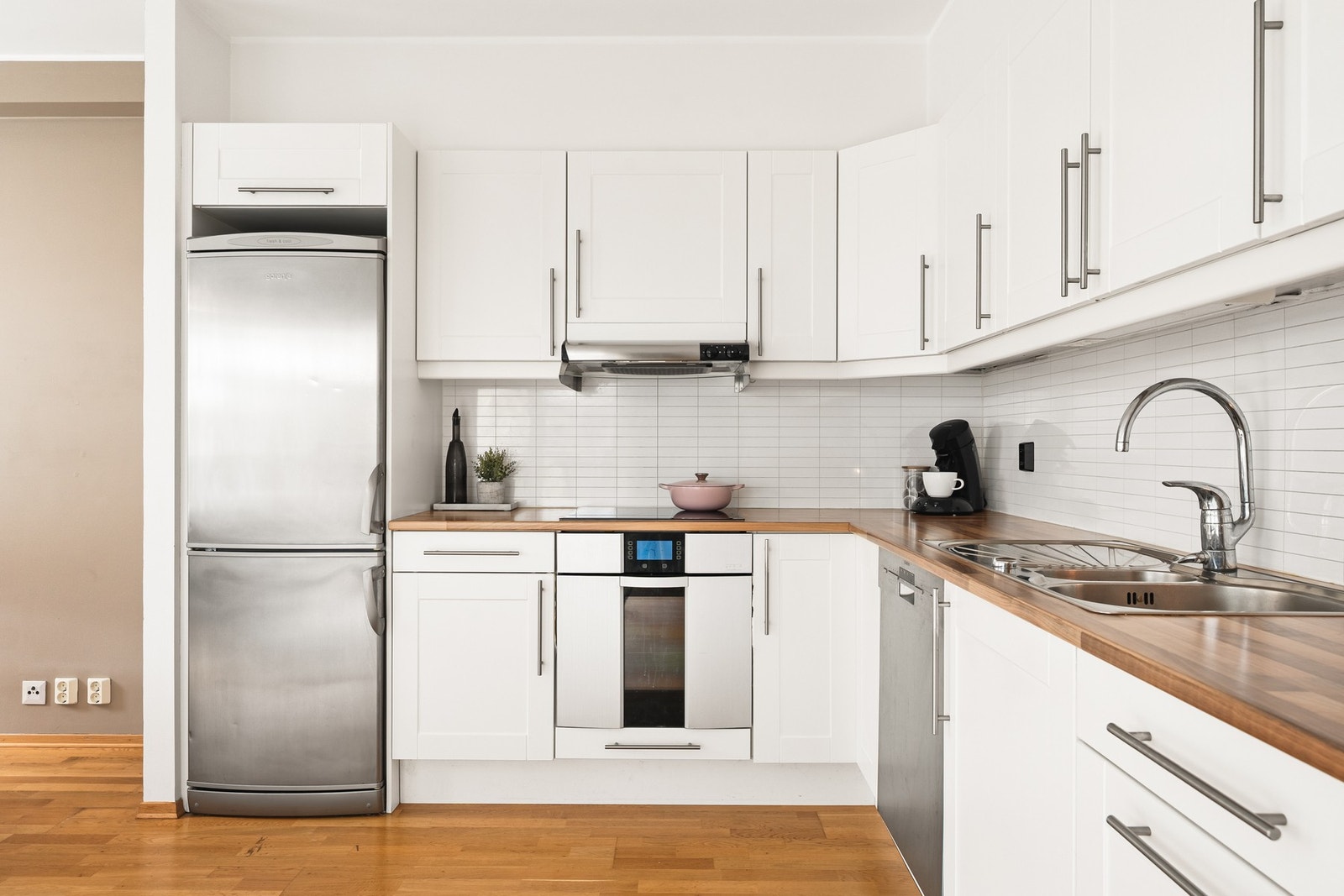 Det er god skap- og benkeplass på kjøkkenet. Galleribilde