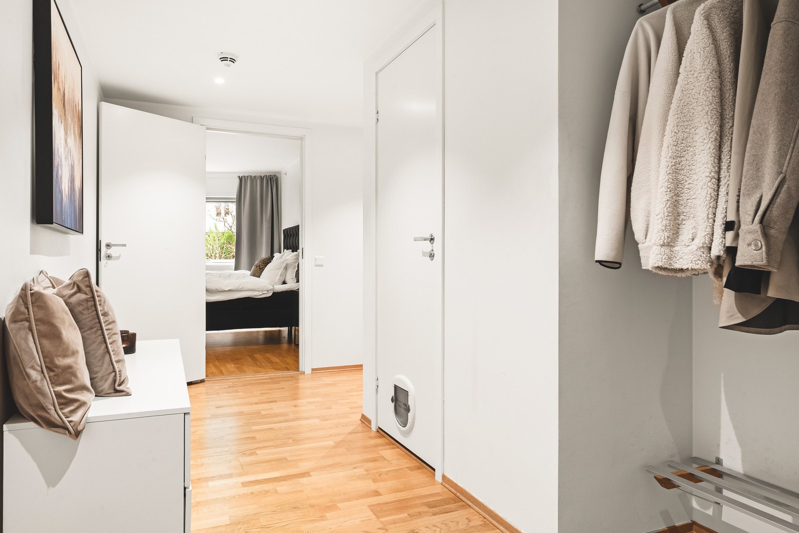 Fra gangen har man tilkomst til en innvendig bod på 3 m². Her har man godt med oppbevaringsplass. Galleribilde