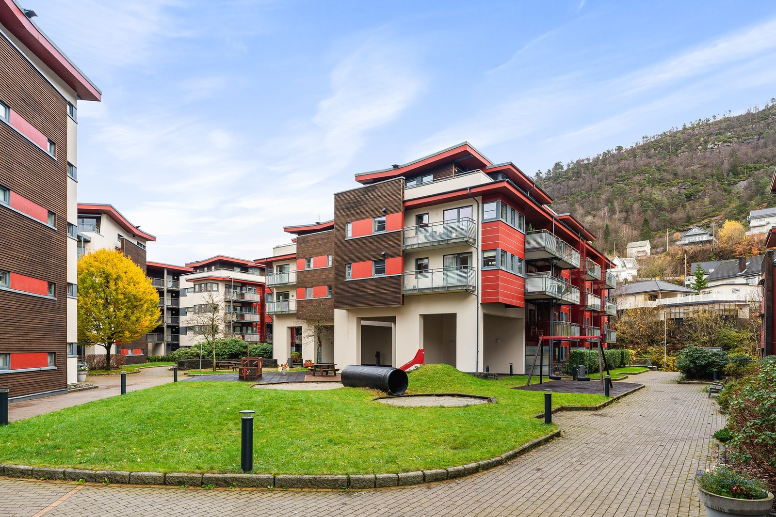 Fine fellesområder med lekeplass og grøntareal. Galleribilde