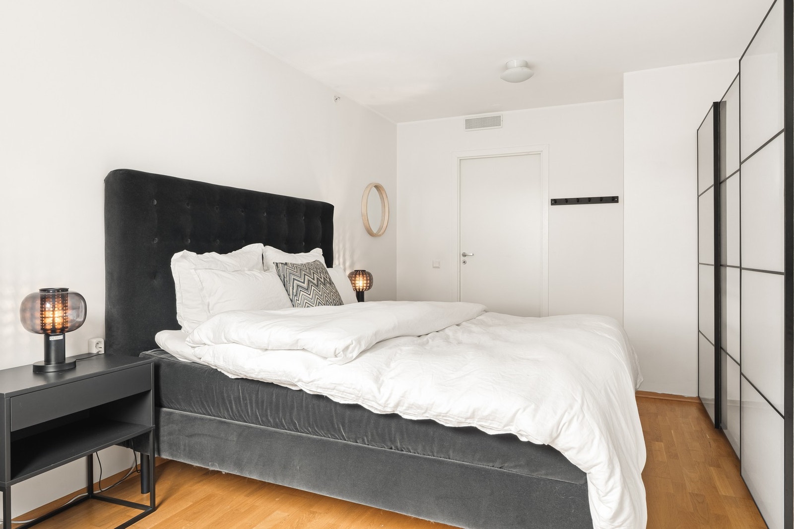 Her er det garderobeskap og god plass til dobbeltseng og tilhørende møblement. Galleribilde