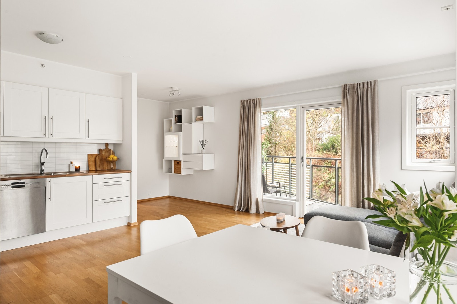 Åpen stue- og kjøkkenløsning på 28,8 m². Galleribilde