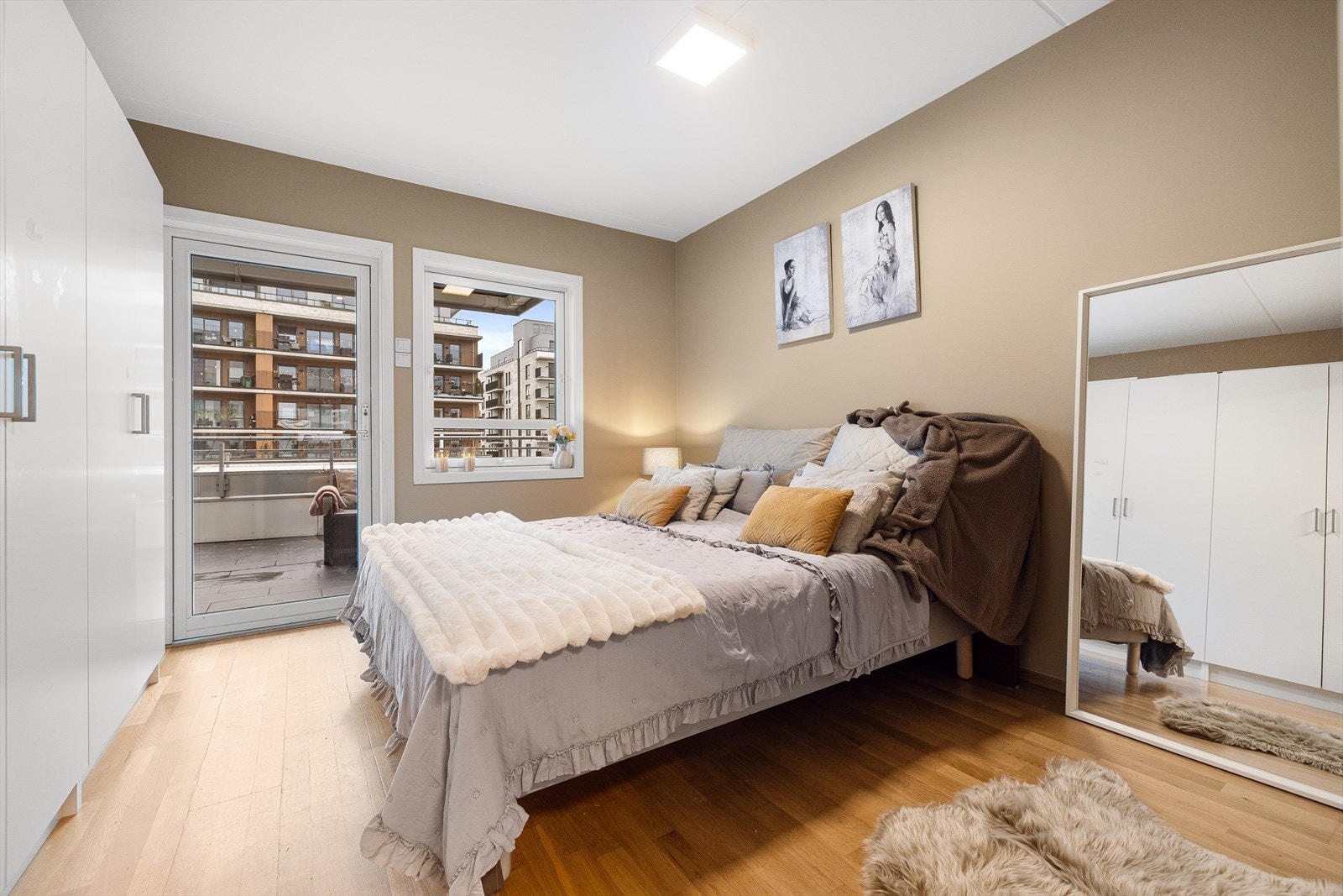 På hovedsoverommet er det god plass til dobbeltseng med tilhørende nattbord på hver side. Galleribilde