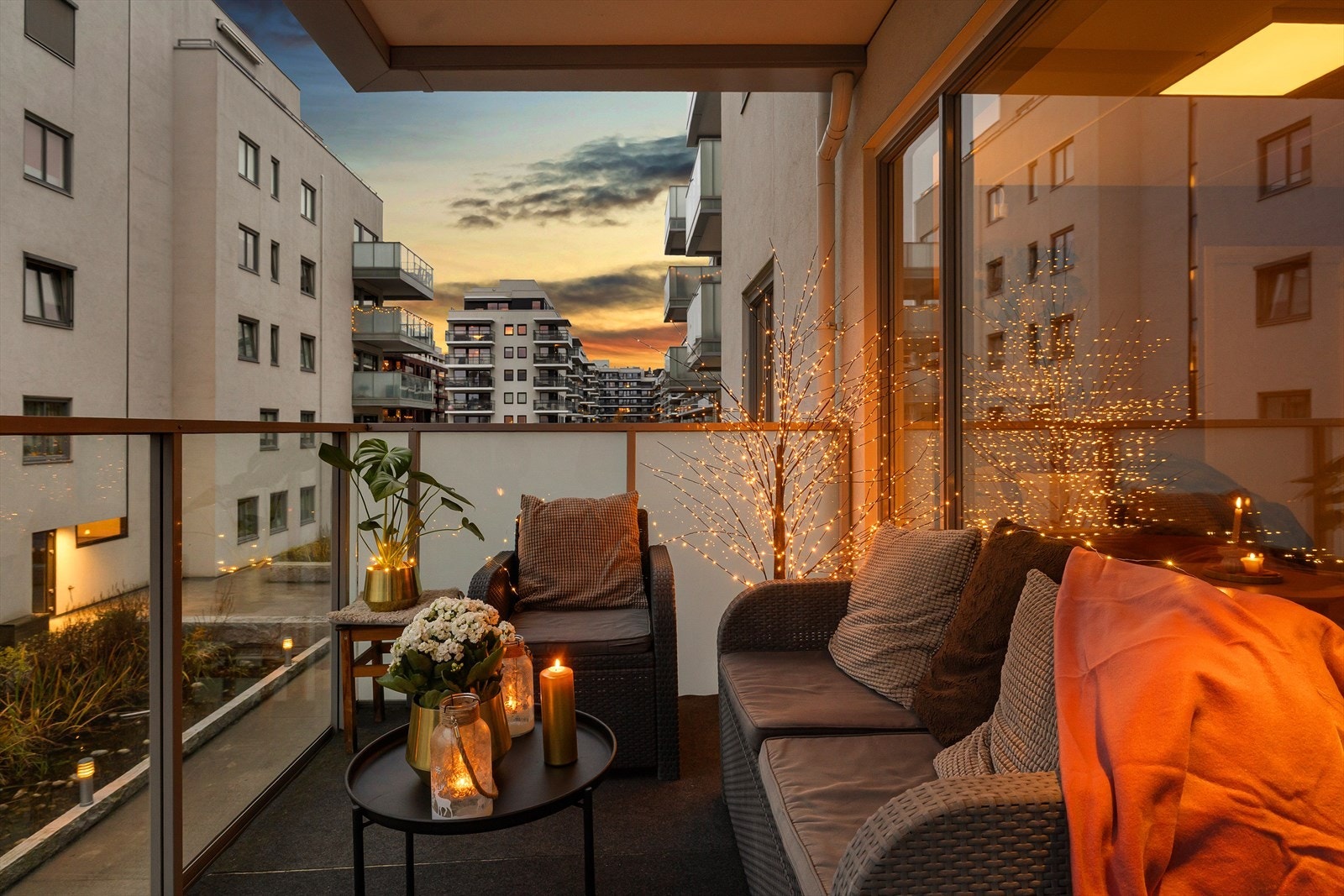 Her har du to solrike uteplasser med en herlig terrasse på 36 kvm. og balkong på 7 kvm. Galleribilde