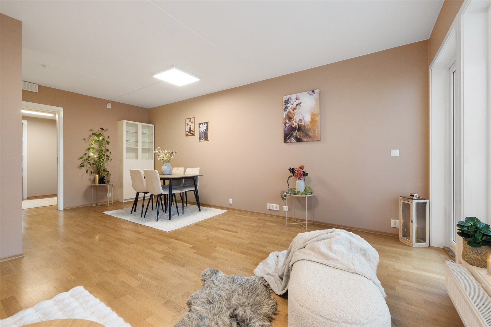 Leiligheten har en funksjonell og velfungerende planløsning med store rom og naturlig fordeling. Galleribilde