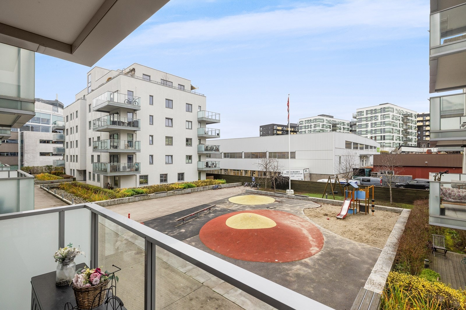 Balkongen har fint utsyn mot borettslagets fellesareal. Galleribilde