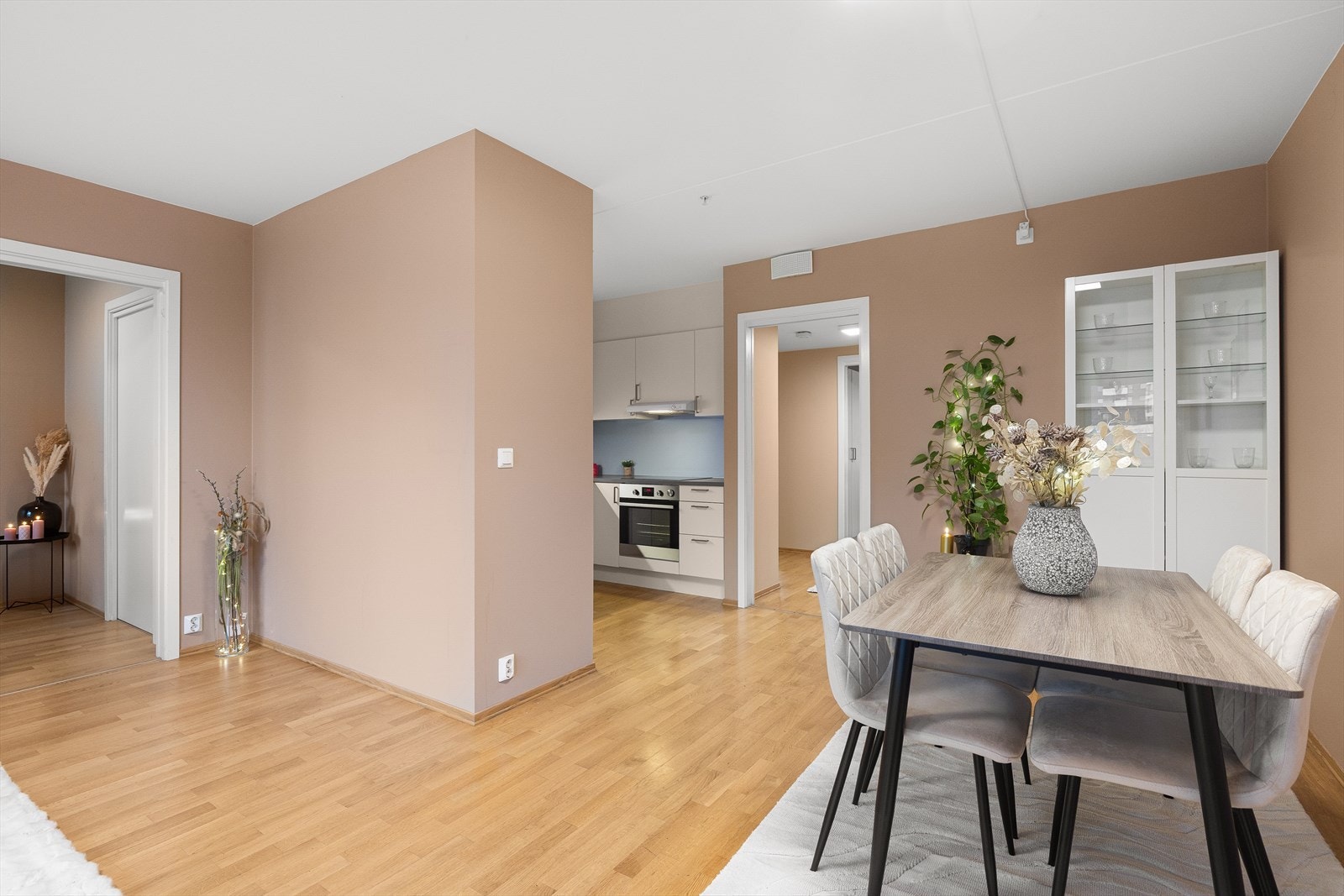 Ved kjøkkenet er det plass til stort spisebord. Galleribilde