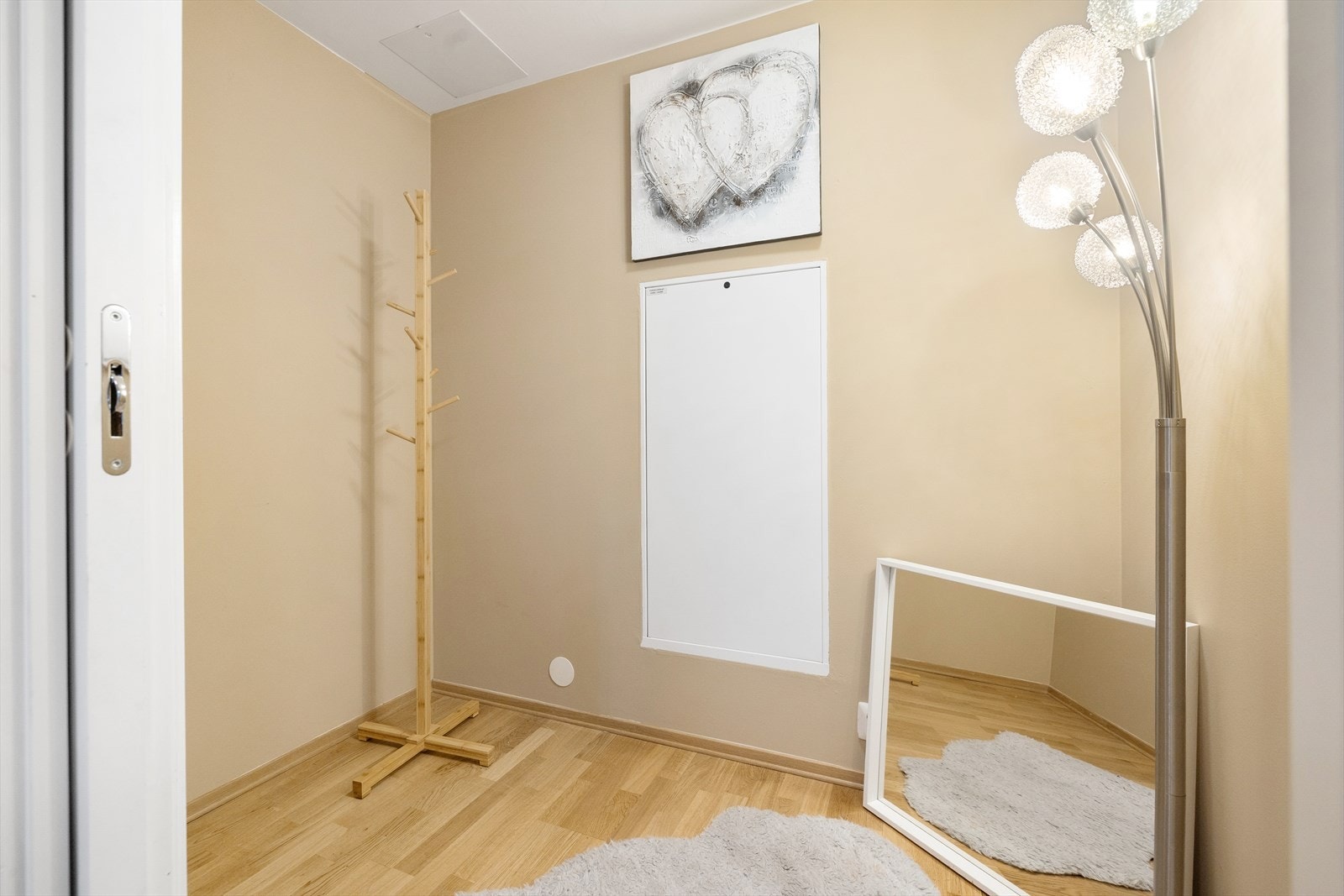 Her er det god plass til lagring. I tillegg disponerer leiligheten en kjellerbod. Galleribilde