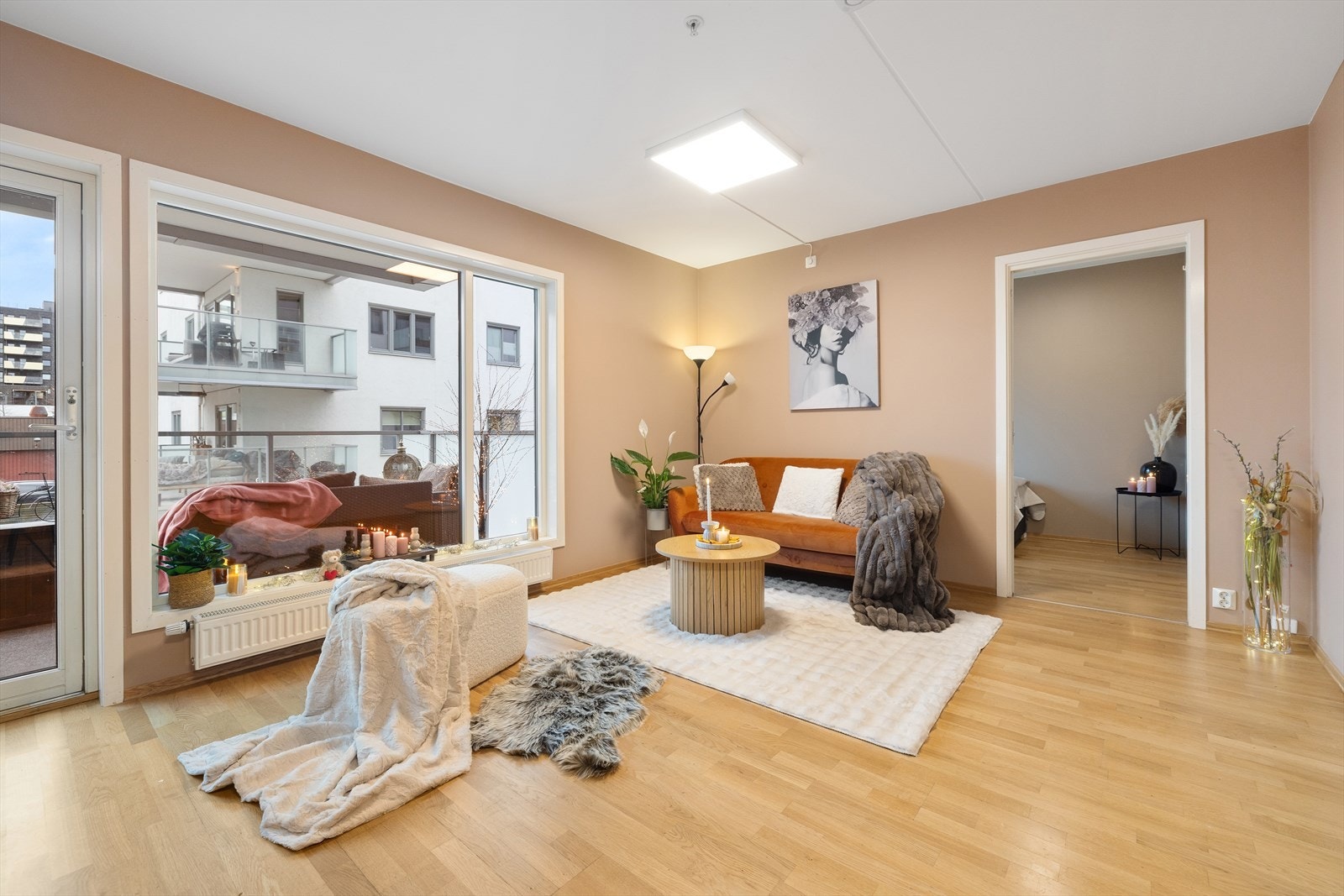 Rommet har store vindusflater som sikrer godt med lys og luft. Galleribilde