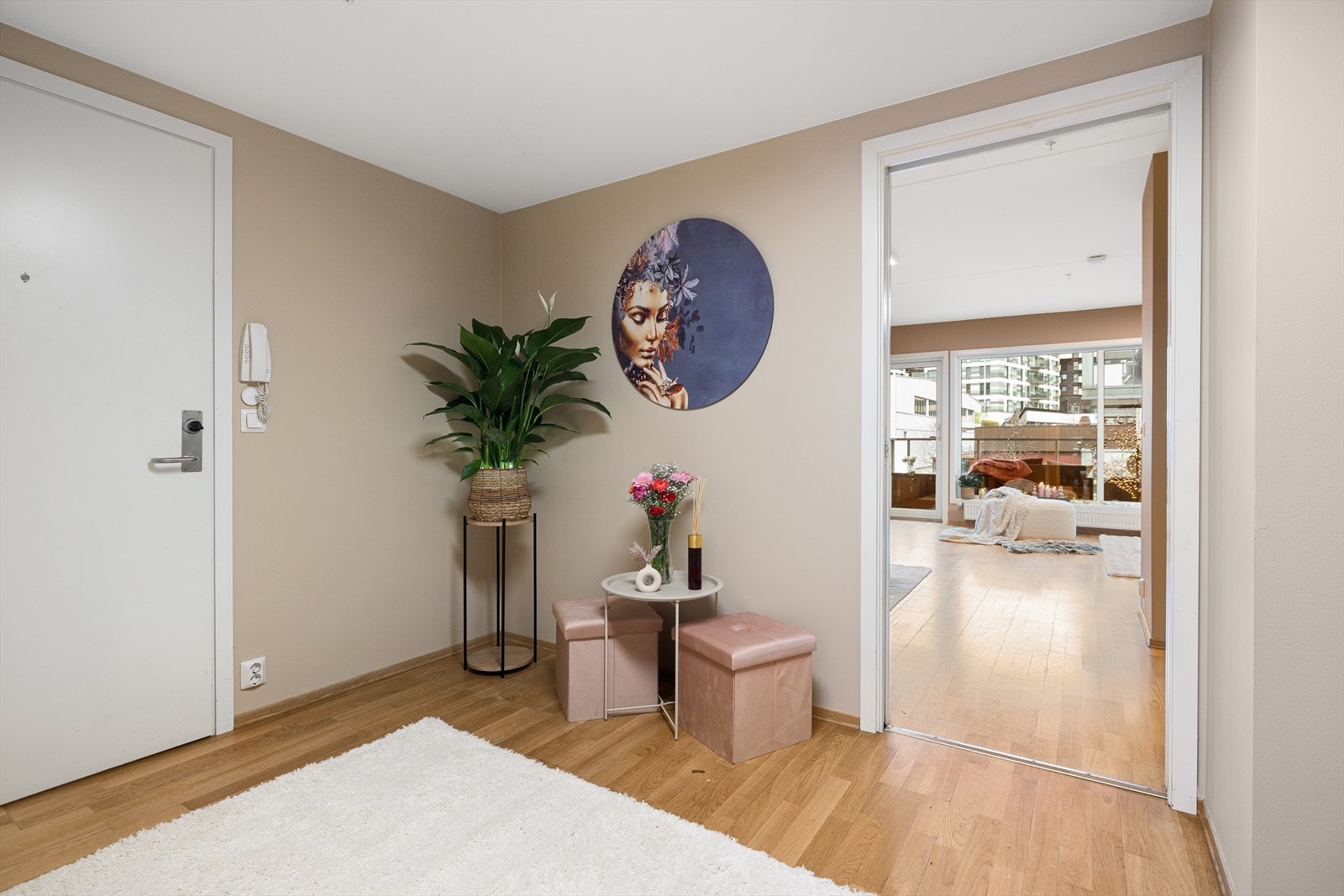 Gangen har en sentral plassering i leiligheten, og sikrer god flyt mellom alle rom. Galleribilde