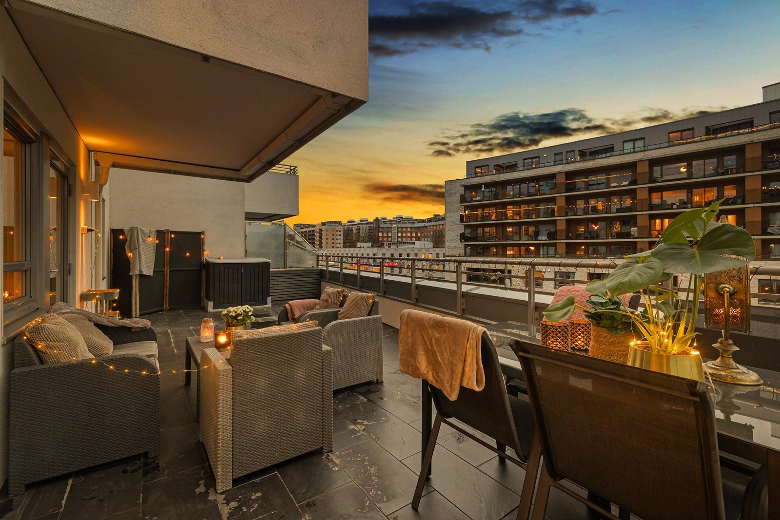 Her er det god plass til flere sittegrupper, grill og beplantning. Terrassen er delvis overbygd, og det er belysning og stikkontakt. Galleribilde