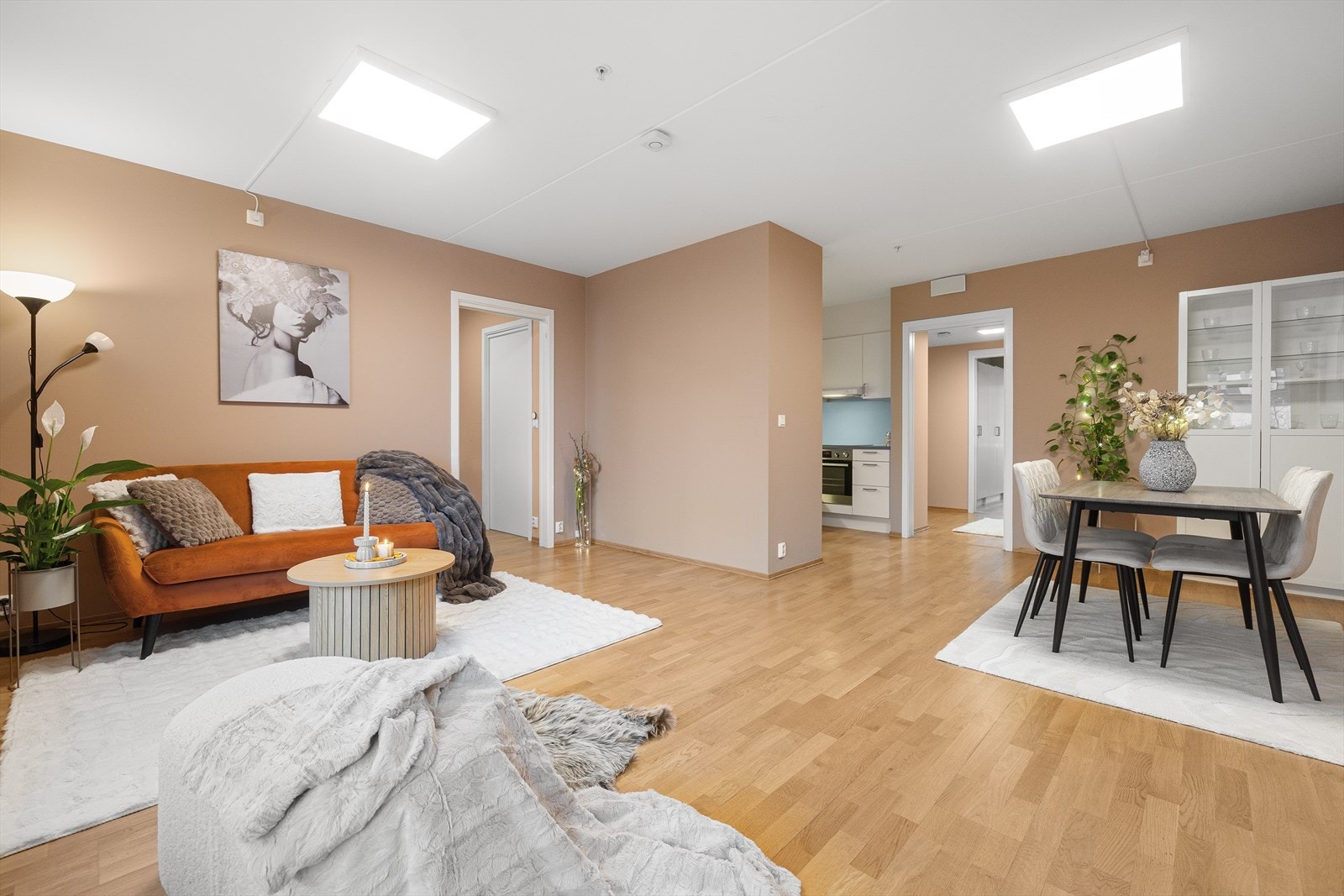 Planløsningen i rommet oppleves som naturlig, noe som gjør innredningsjobben enkel. Galleribilde