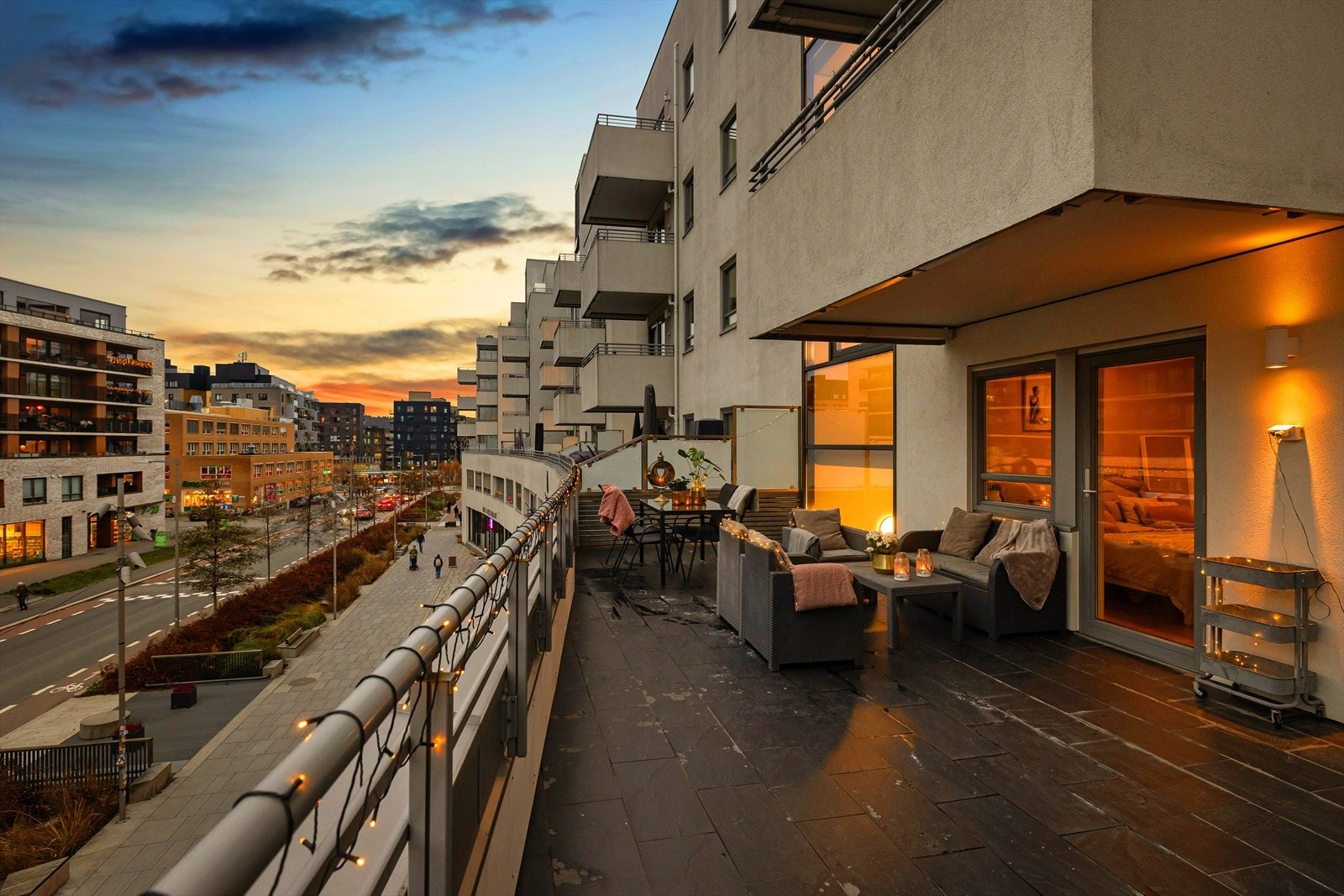 Fra soverommet er det utgang til stor terrasse på ca. 36 kvm. Galleribilde