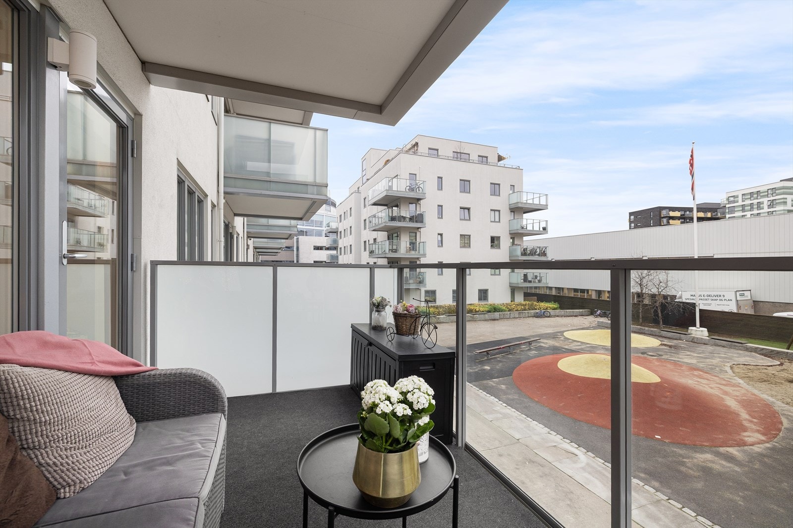 Her er det plass til utemøblement og beplanting. Galleribilde