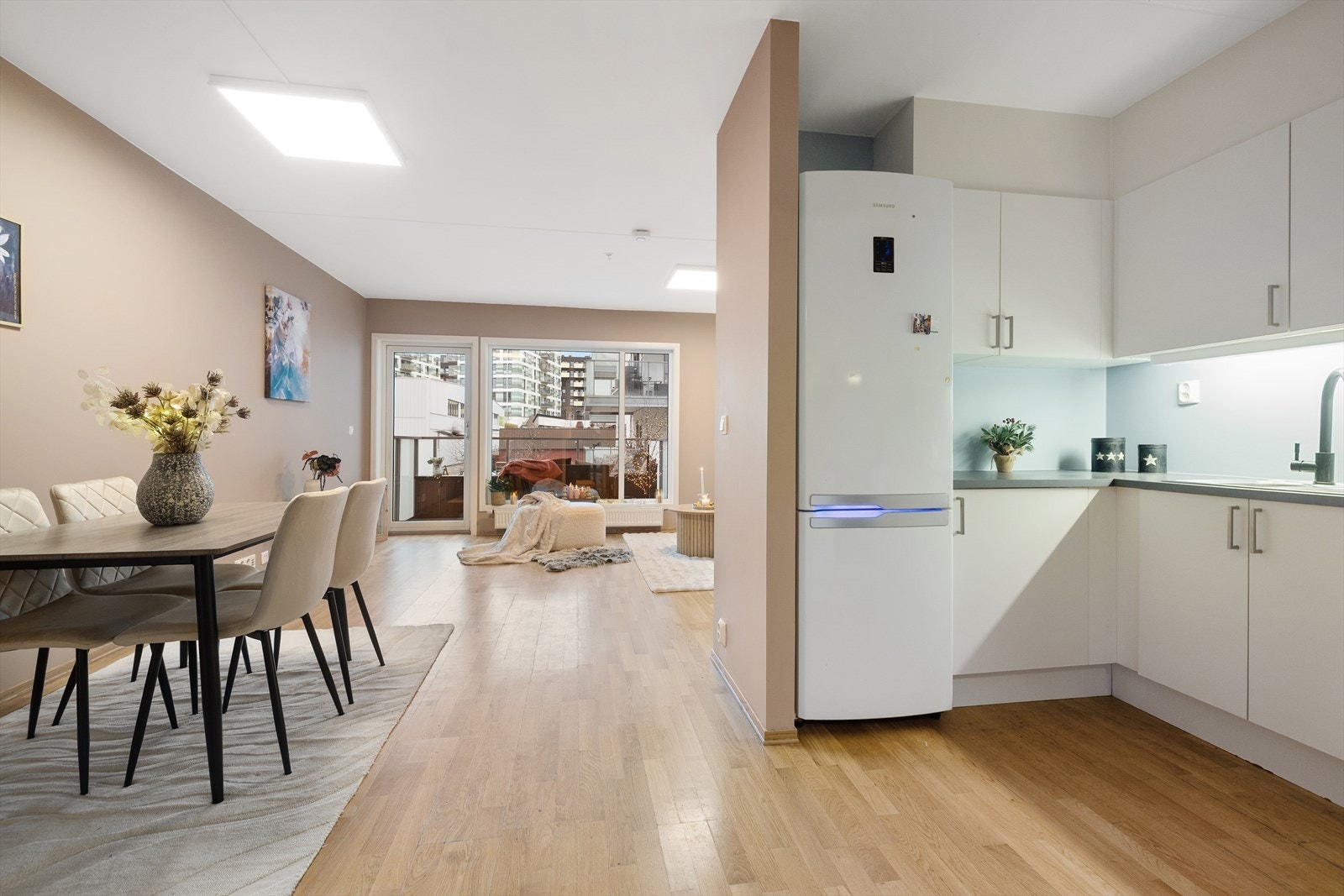 Leiligheten har en gjennomgående planløsning som sikrer optimale lysforhold. Galleribilde