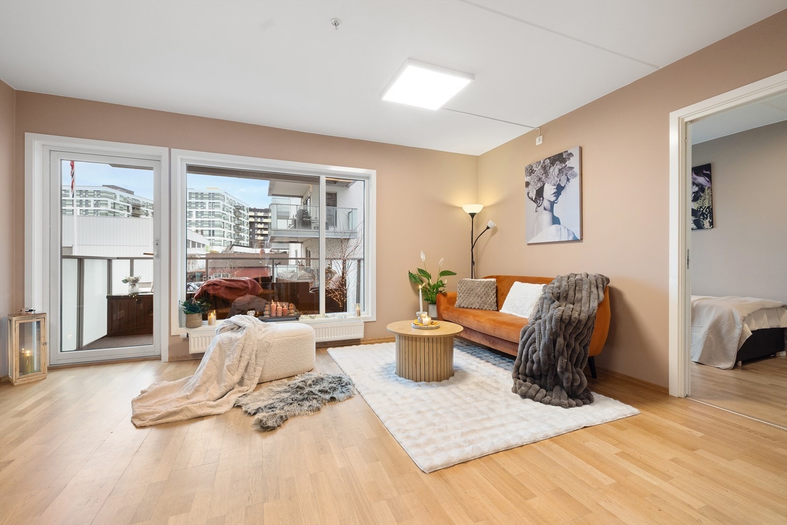 I stuen er det god plass til sofagruppe med tilhørende sofabord og tv-benk. Galleribilde