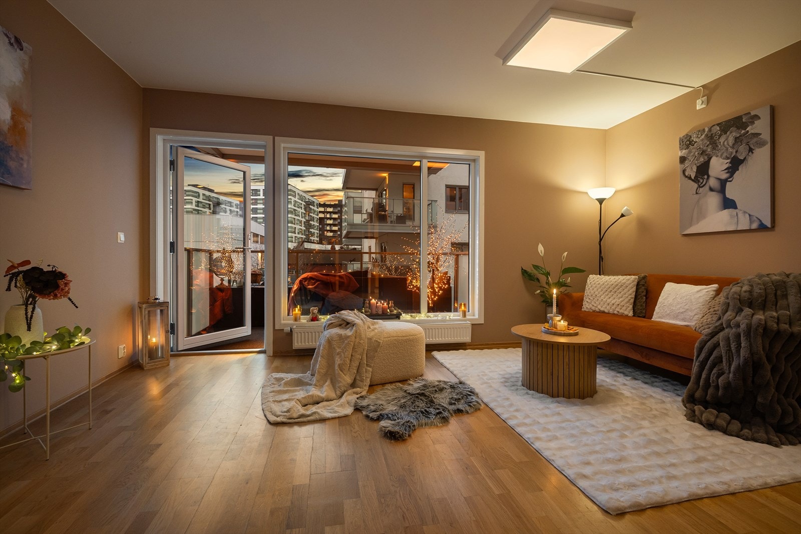 Leiligheten ligger i 2. etasje og inneholder entré, kjøkken, stue, tre soverom og bad. Galleribilde