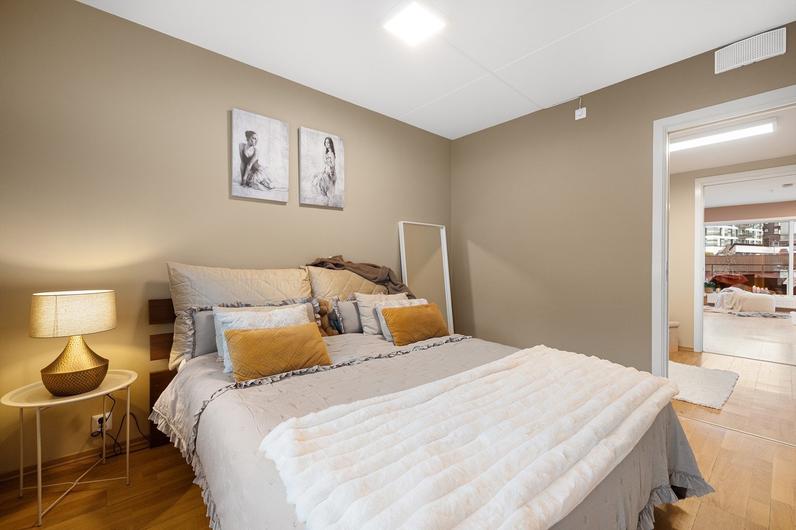 Soverommet er malt i en behagelig og lun fargetone. Galleribilde