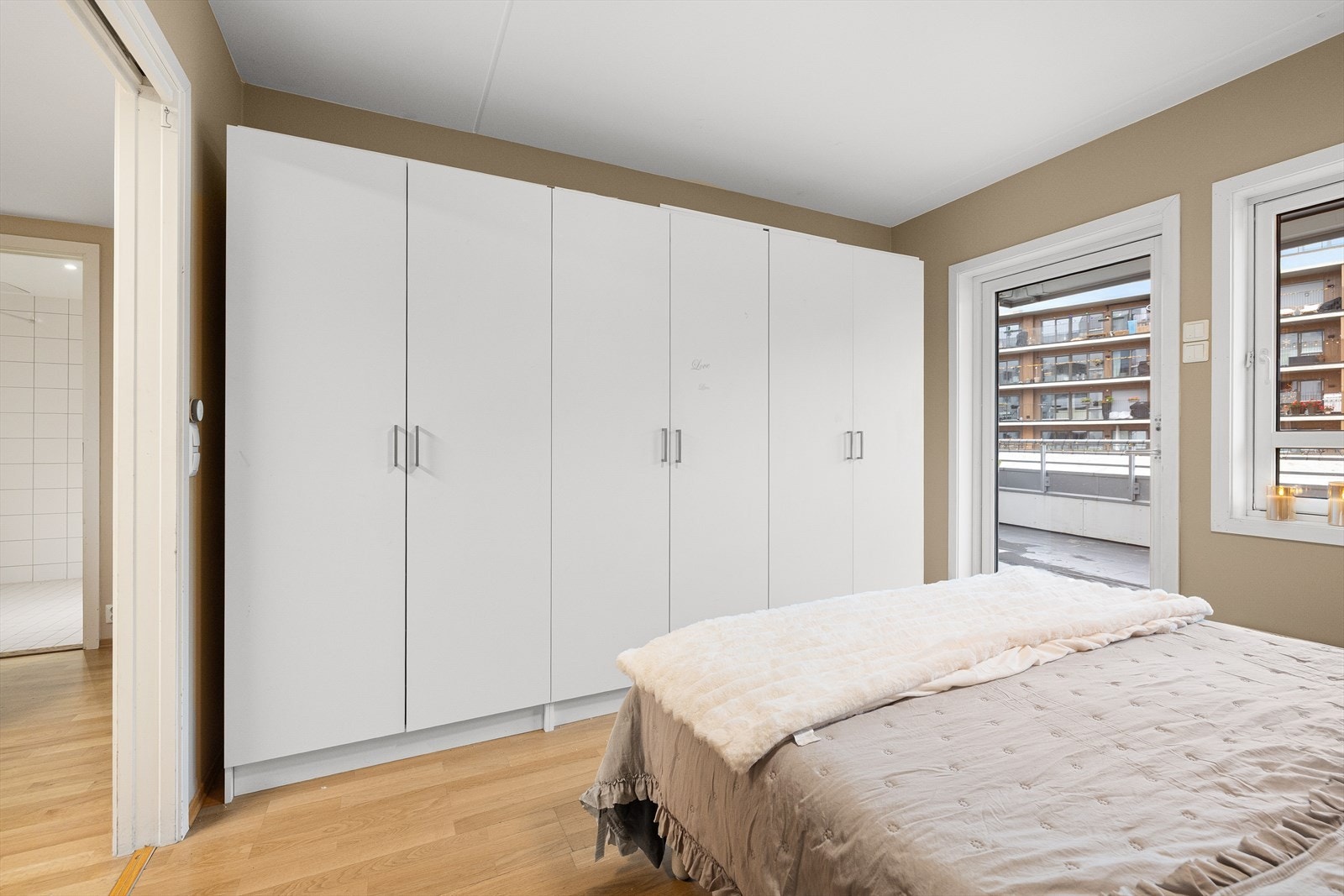 Det er godt med lagringsplass i garderobeskap langs den ene veggen. Galleribilde