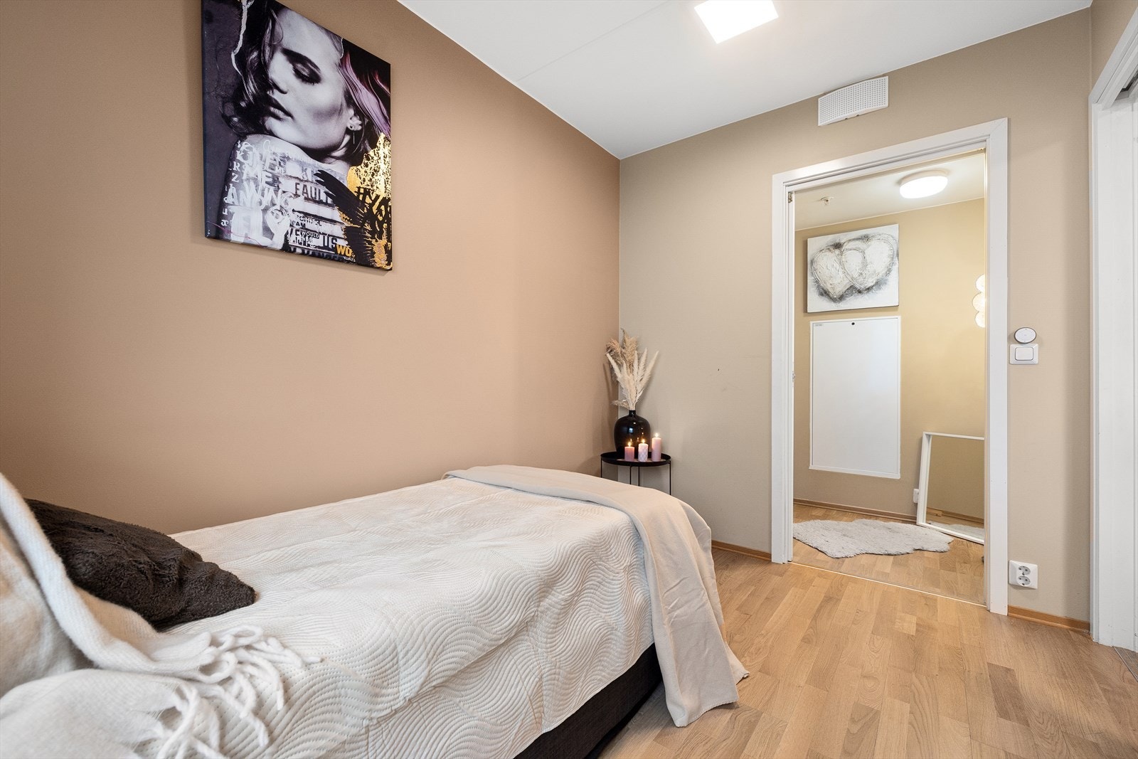 Rommet har eget omkledningsrom (innvendig bod). Galleribilde