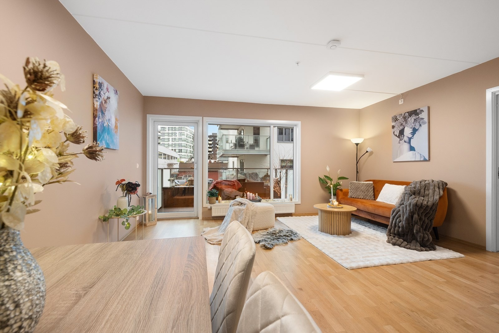 Leiligheten har en lys, romslig og innbydende stue med utgang til balkong. Galleribilde