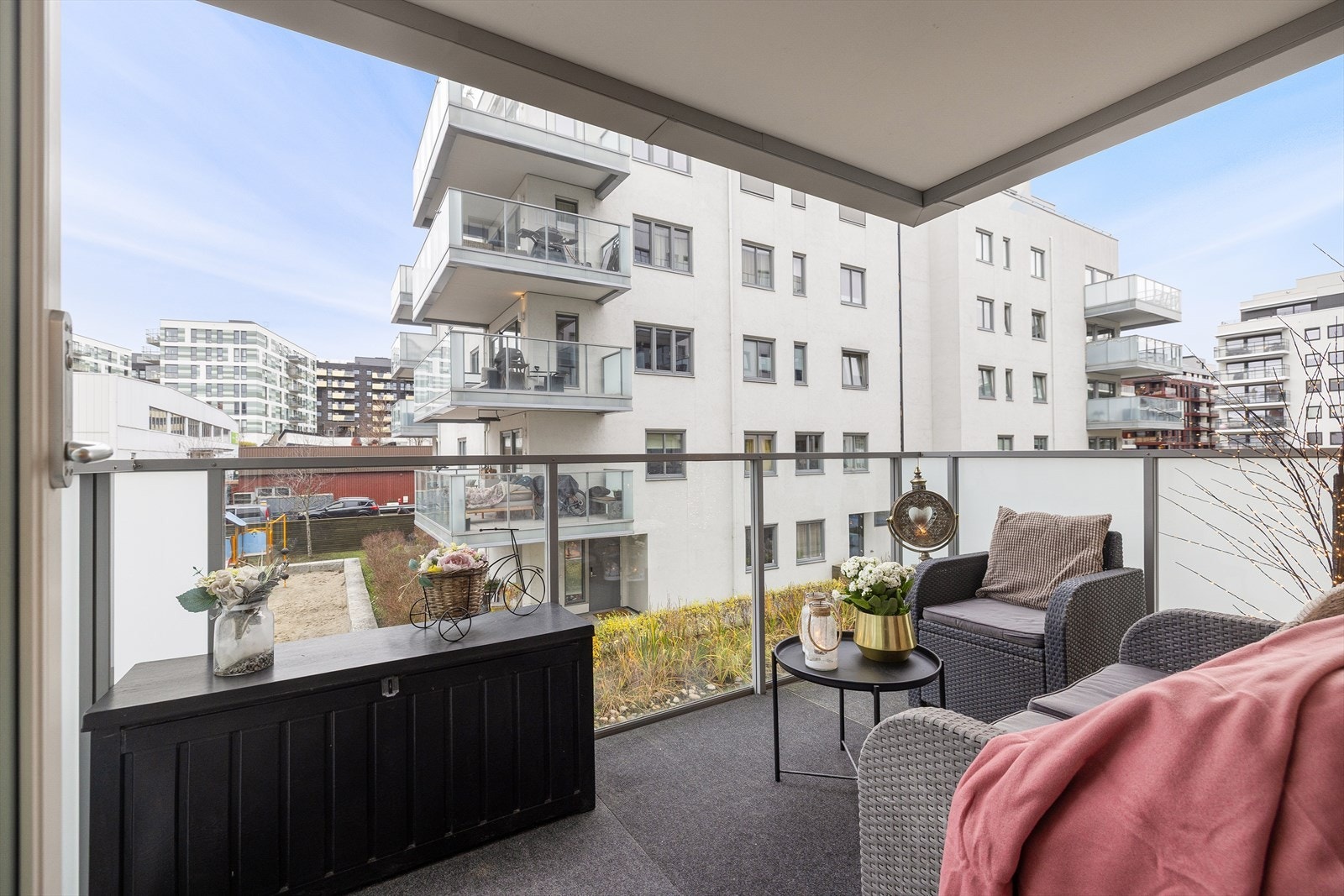 Fra stuen er det utgang til en overbygd, vestvendt balkong på ca. 7 kvm. Galleribilde