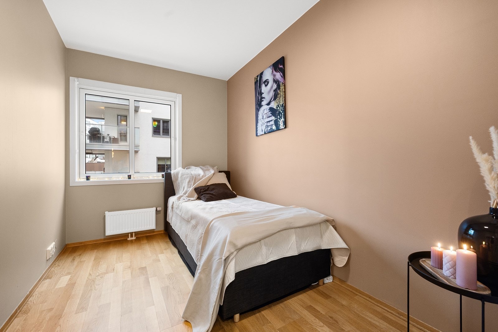 Her er det plass til seng, skrivepult og skap. Galleribilde