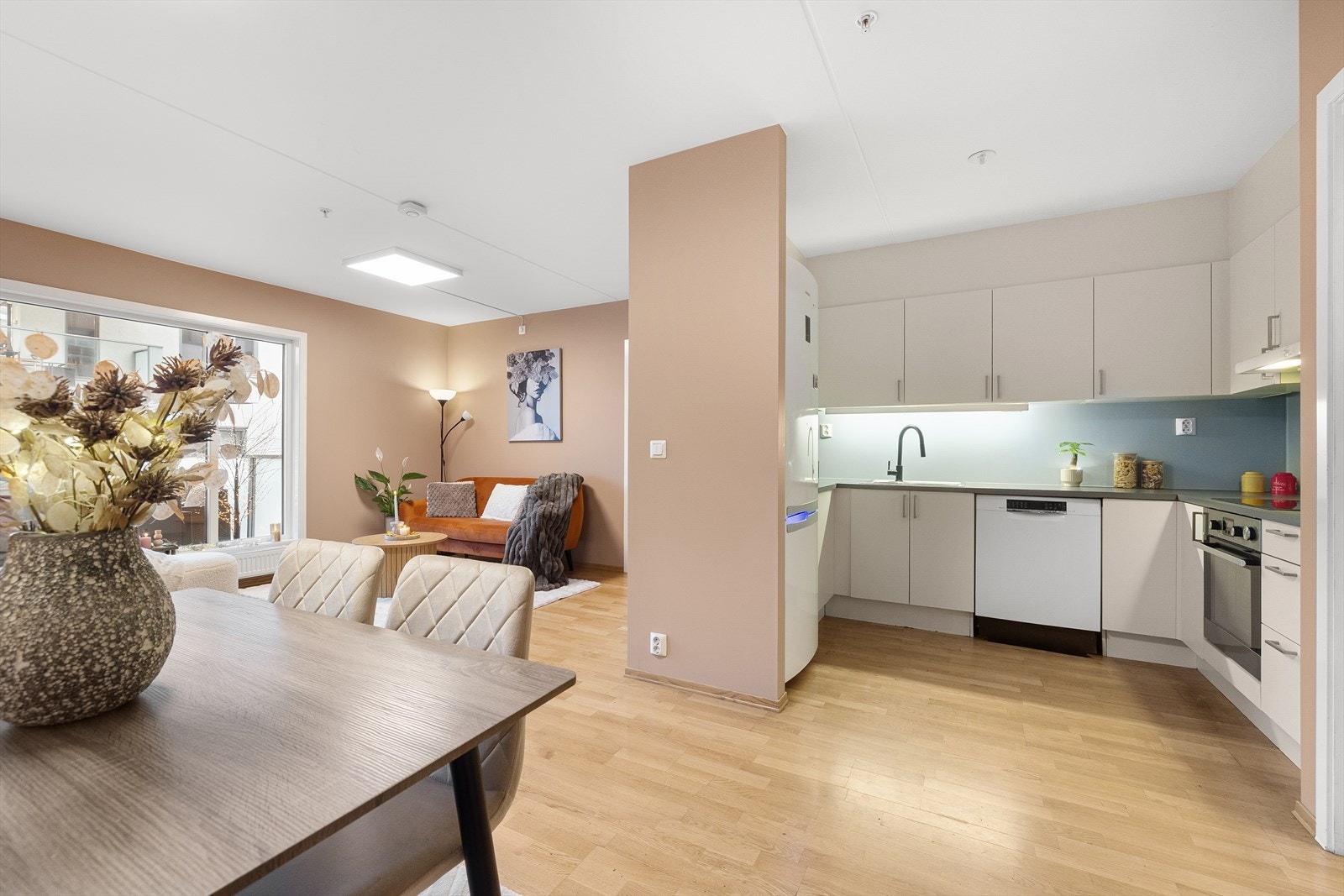 Flott, skjermet kjøkken fra byggeår med masse lagringsplass. Galleribilde