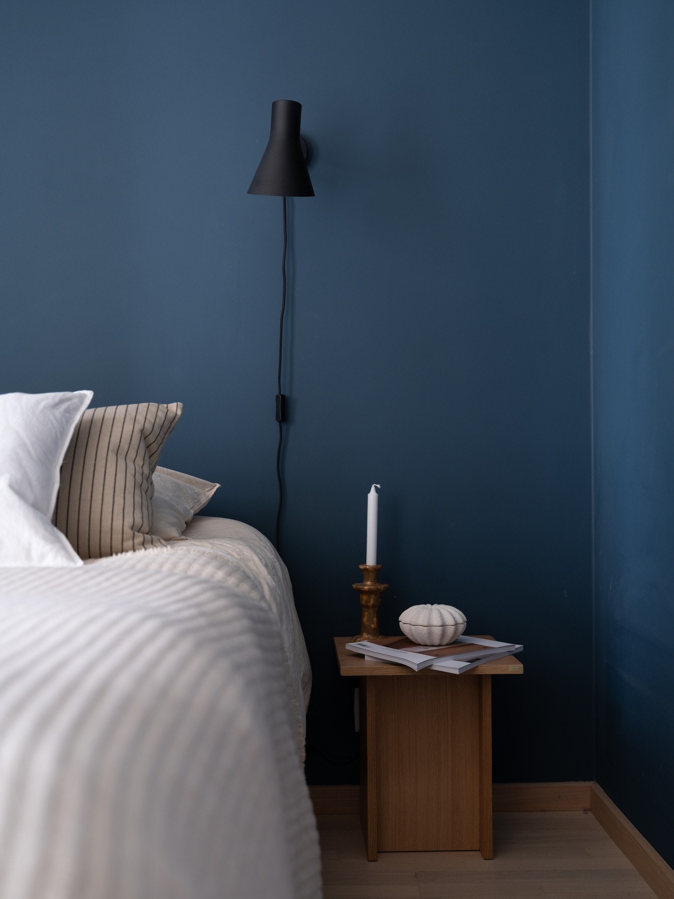 Her er det plass til dobbeltseng, nattbord og oppbevaringsmøblement. Galleribilde