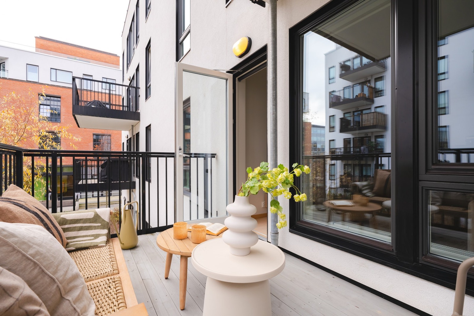 På sommerhalvåret vil du få gleden av en herlig ekstra stue hvor balkongdøren stort sett vil bli stående åpen. Galleribilde