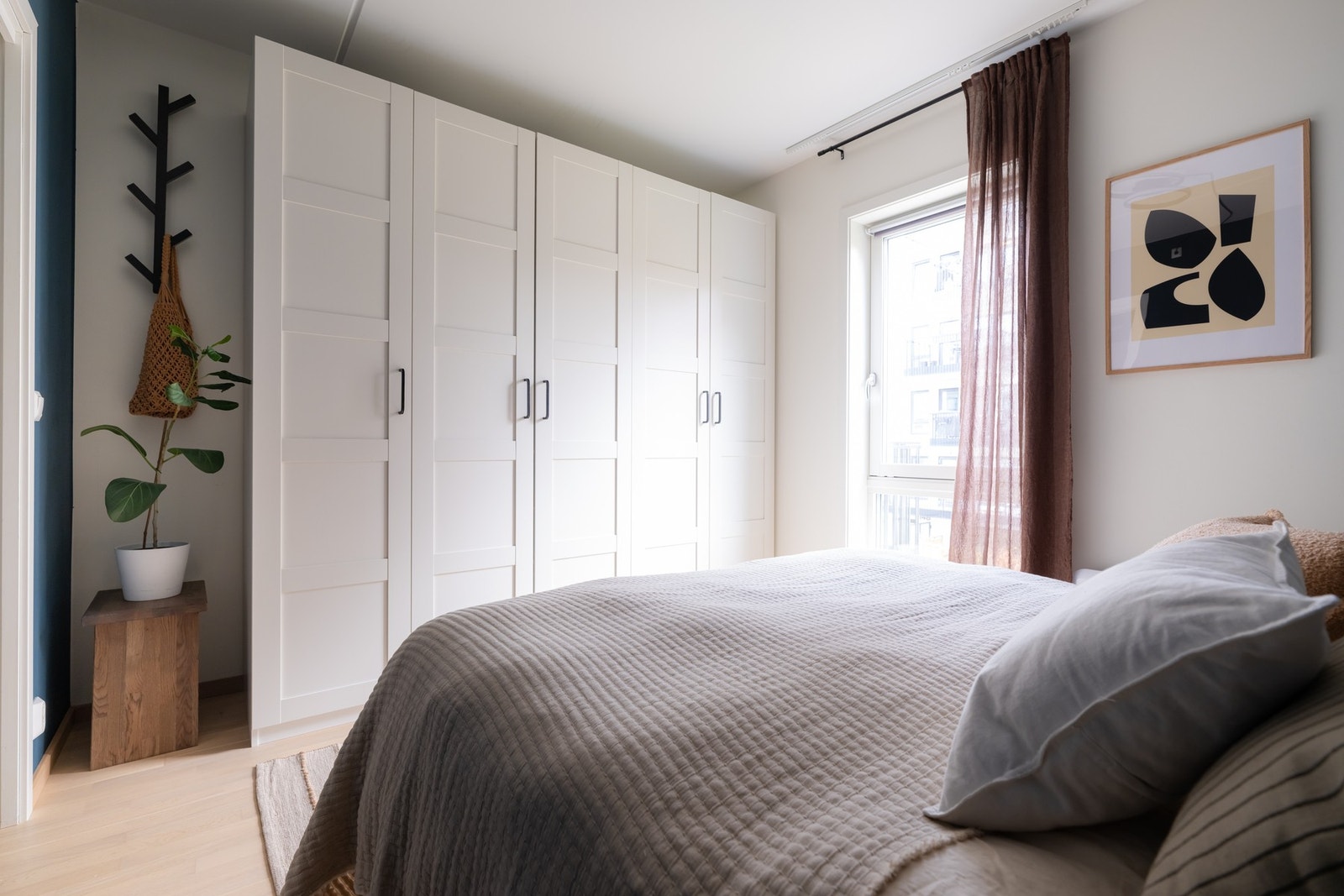 Godt med plass for klærne dine i garderobeskapene. Galleribilde