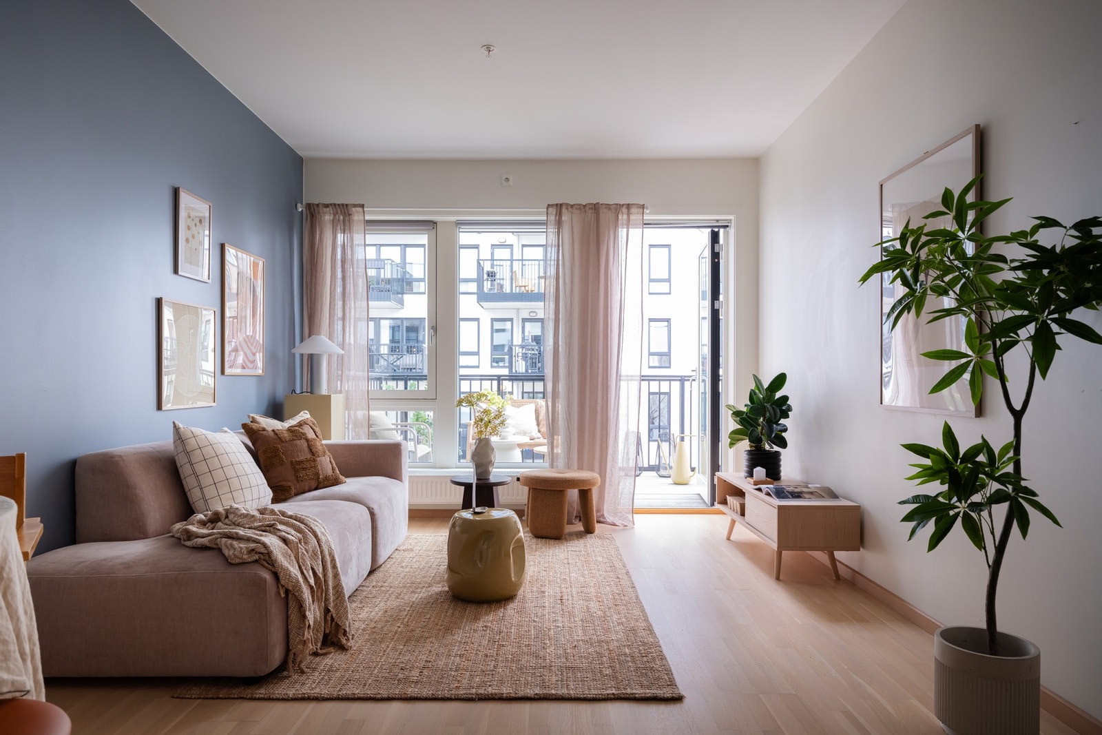 Dette er en innbydende 2-roms leilighet beliggende i byggets 2. etasje med heisadkomst. Galleribilde